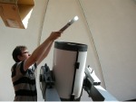 Peter Zinn befestigt den Sonnenfilter am Teleskop